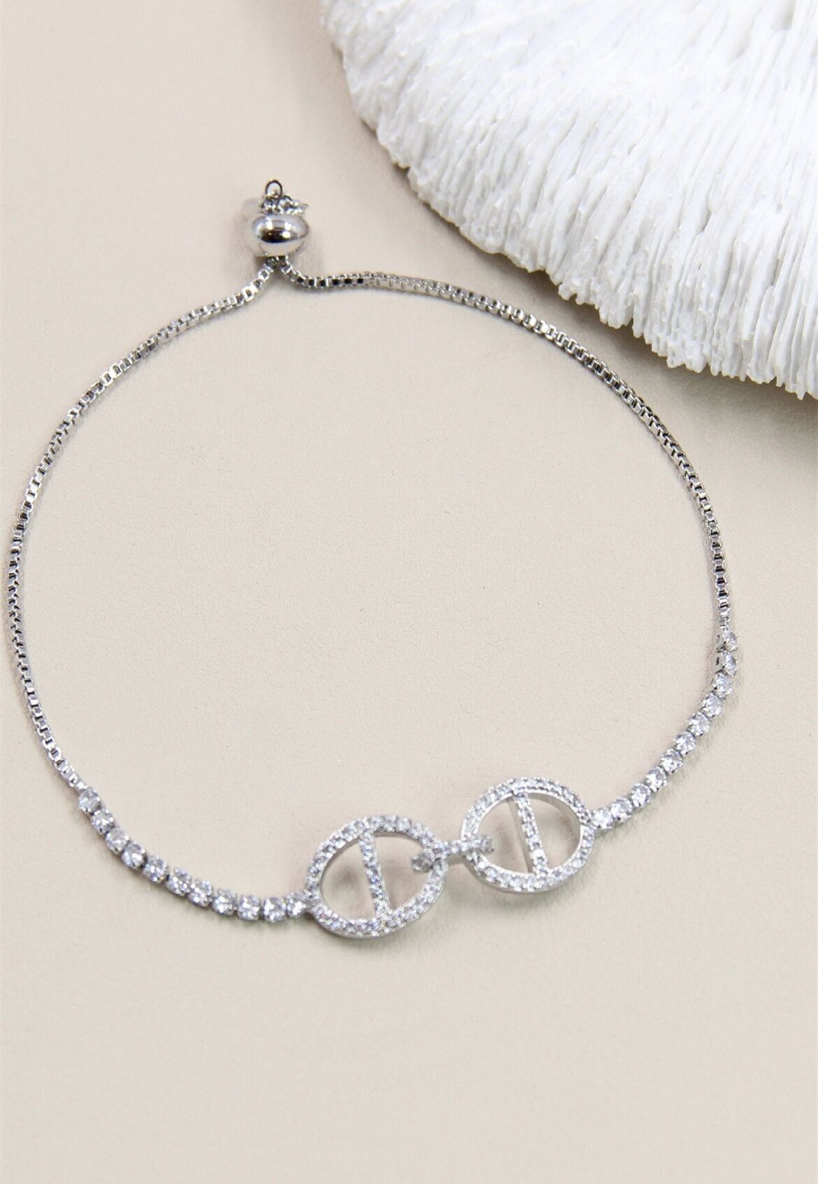 Rhodiniertes Schnallenarmband mit Strasssteinen verziert – ein elegantes und praktisches Schmuckstück