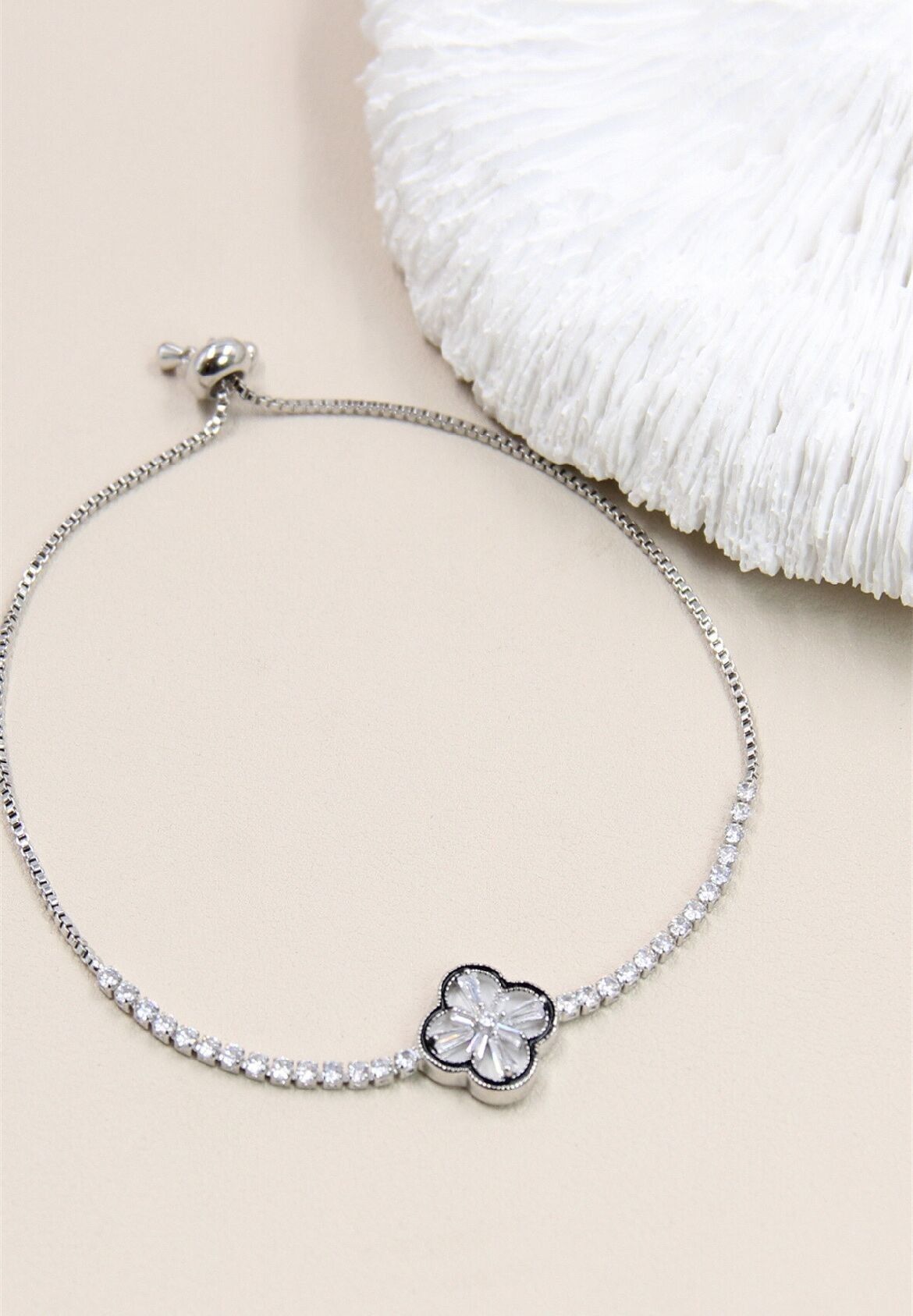 Rhodiniertes Kleeblatt-Armband mit Strasssteinen verziert – Ein Juwel der Raffinesse