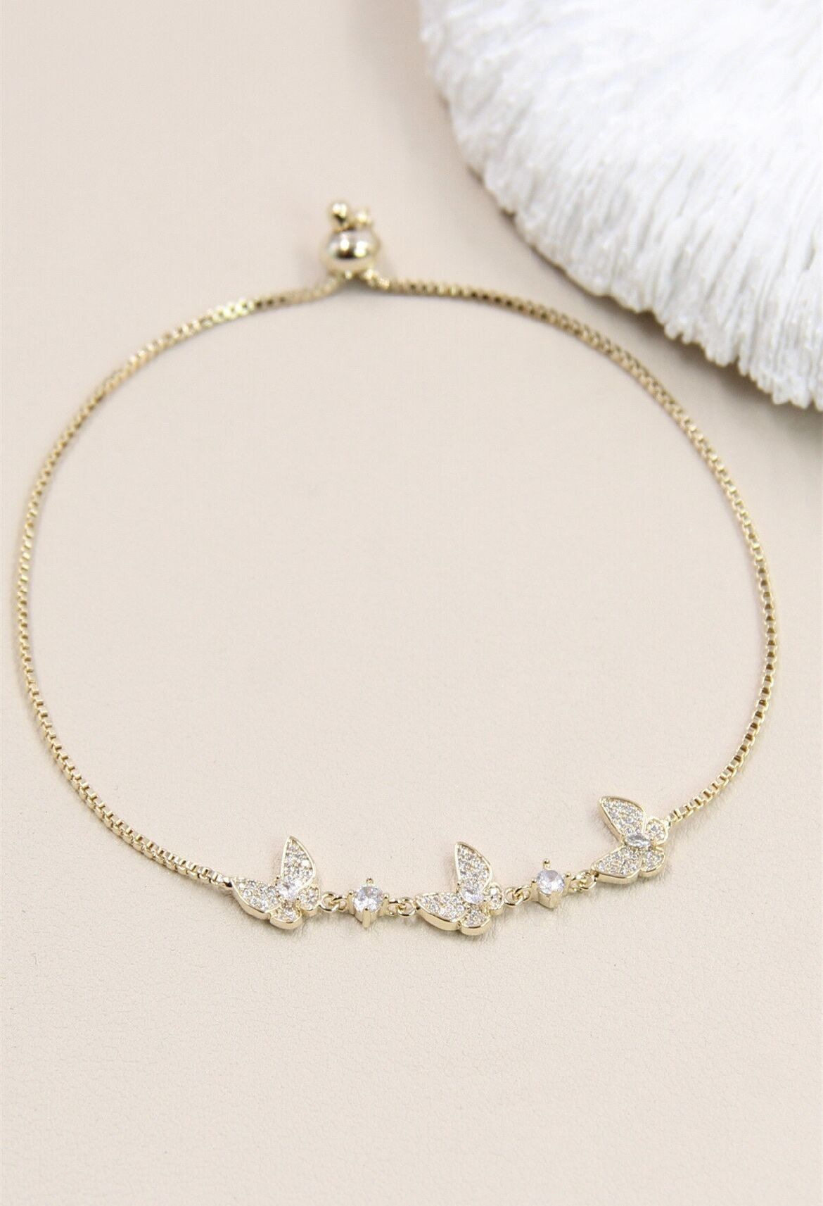 Rhodiniertes Schmetterlingsarmband mit Strasssteinen verziert – Ein verzaubertes Juwel