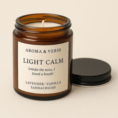 Candela profumata in cera di soia fatta a mano – Lavanda, Vaniglia, Sandalo – Con storia esclusiva – Aroma & Verse