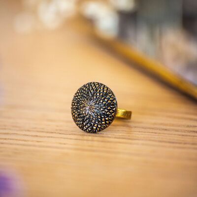 Piccolo anello dorato della Vittoria