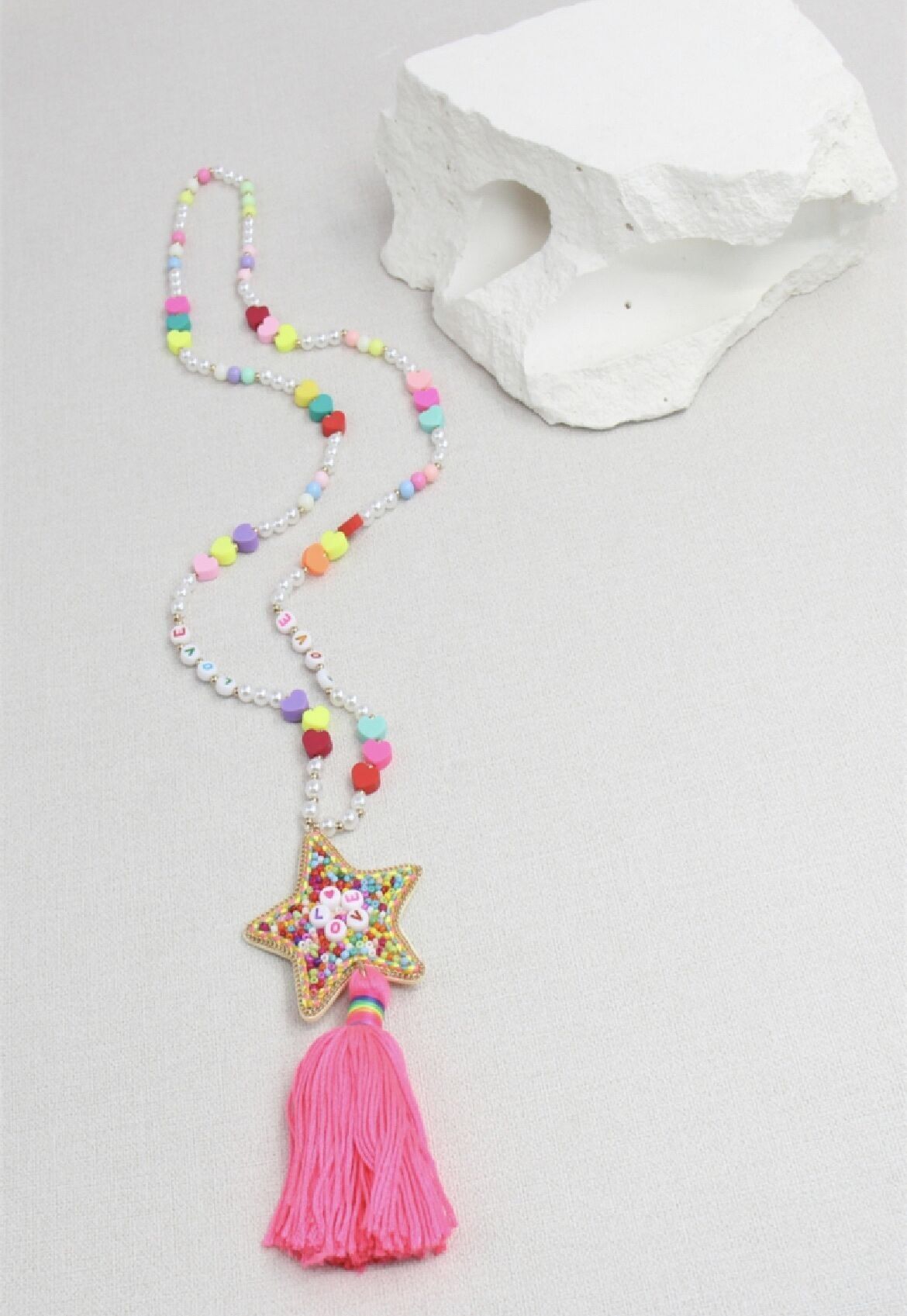Halskette mit Stern-Pompons, verziert mit bunten Perlen