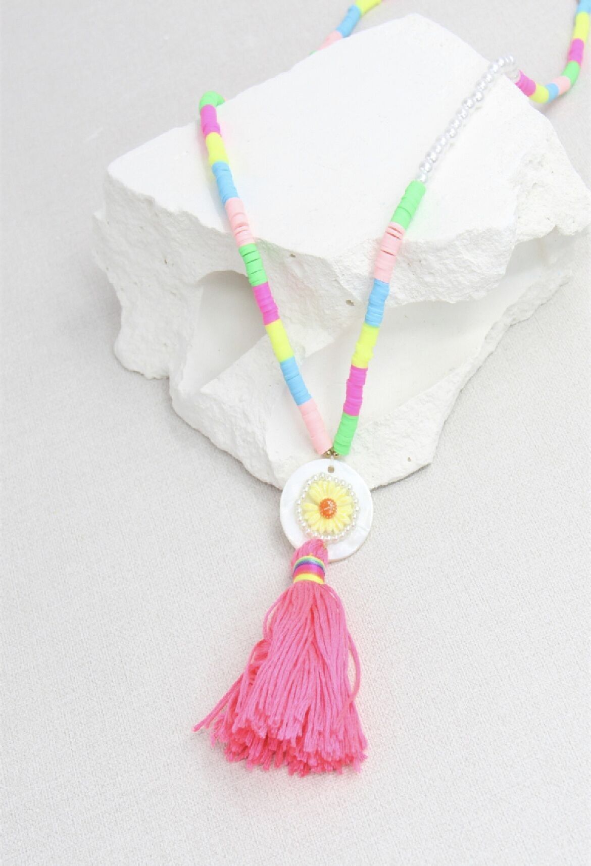 Perlenkette mit Blumenpompon aus bunten Heishi-Perlen