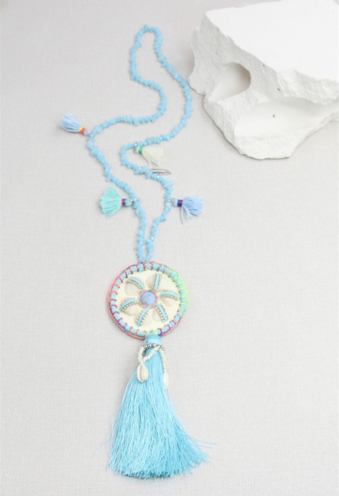 Halskette mit Steinperlen-Pompon