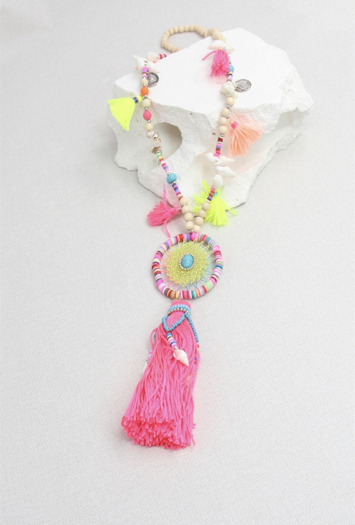 Halskette mit Bommeln aus Holzperlen