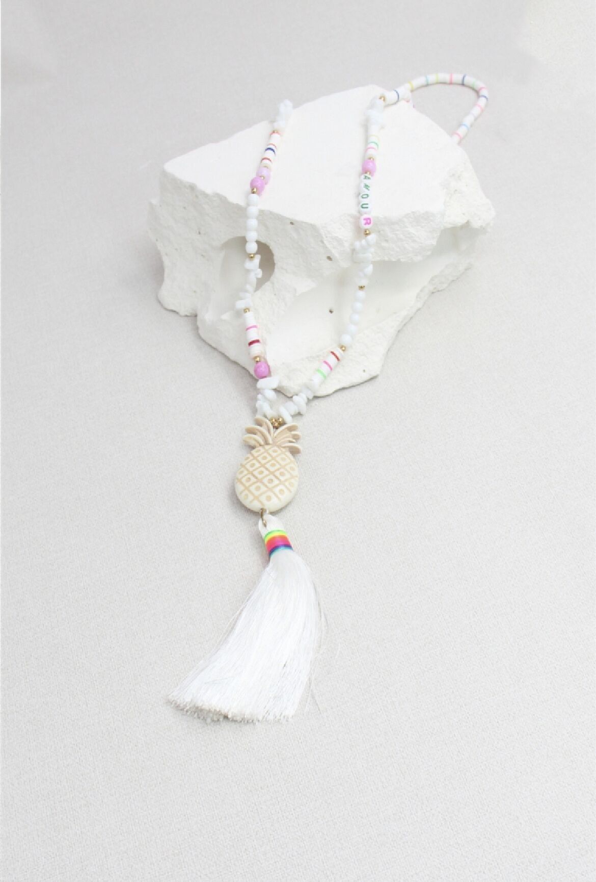 Lange Ananas-Halskette mit Pom-Pom-Stein und Heishi-Perle