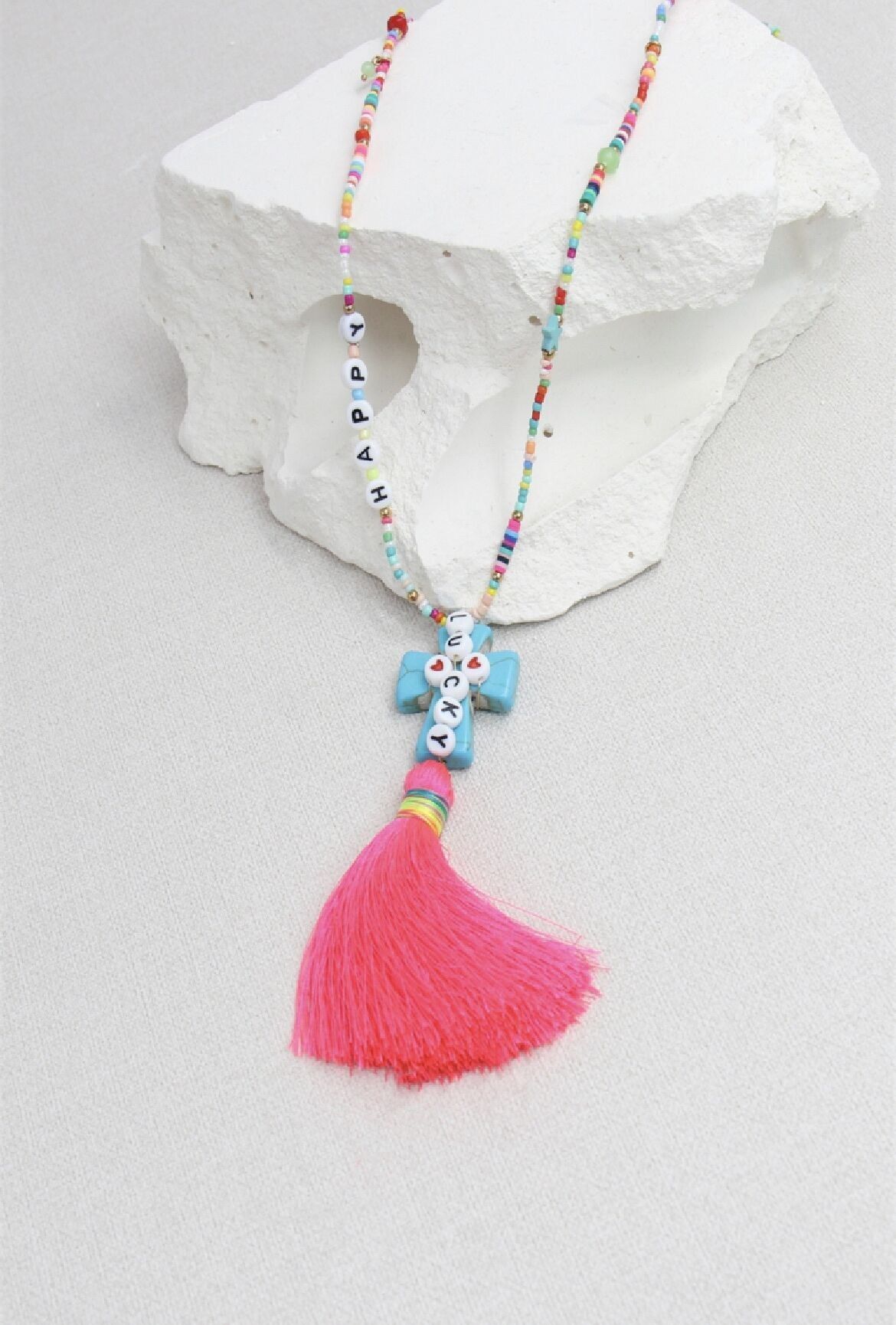 Halskette mit Kreuz aus Rocailles-Perlen und Pompons