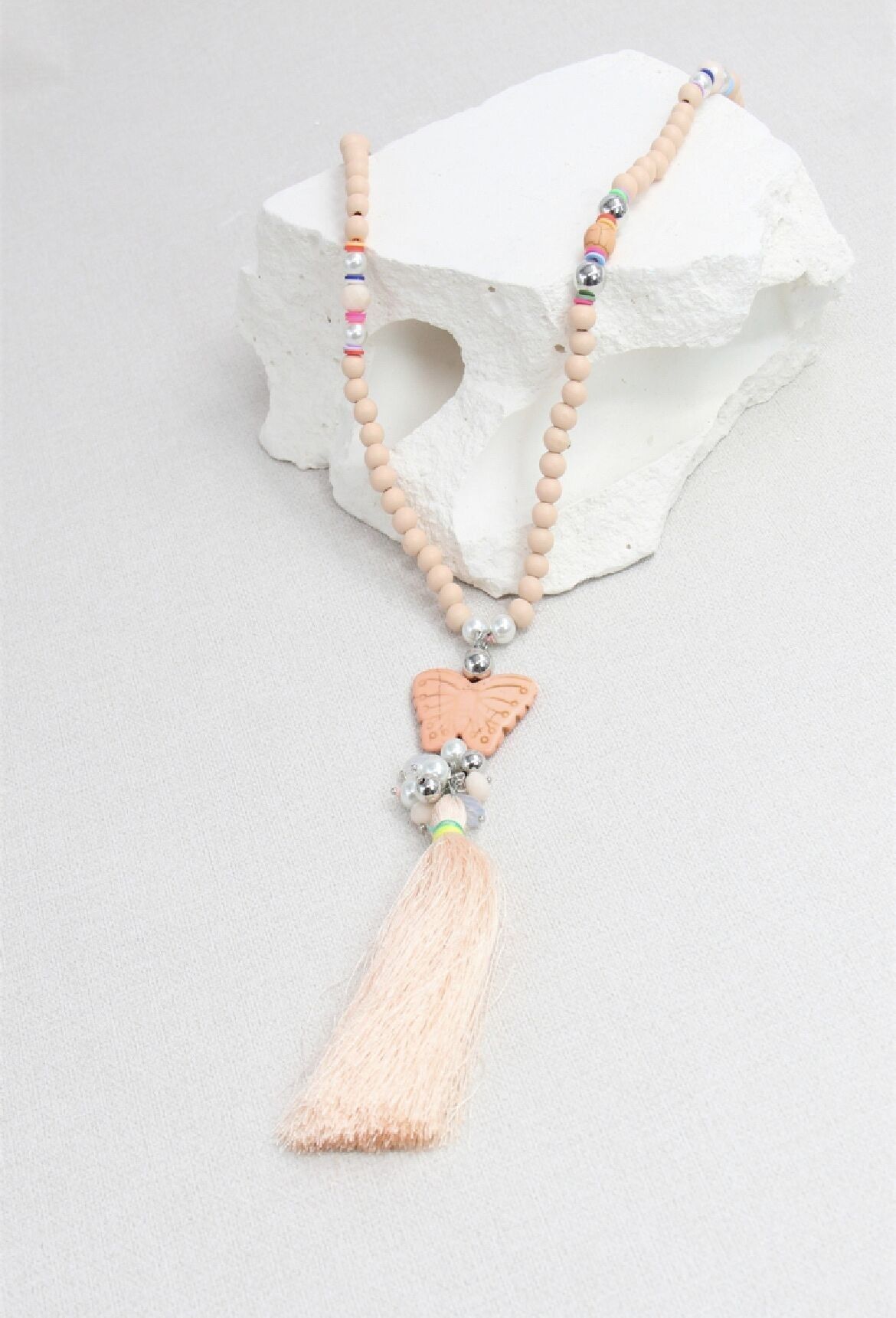 Pom-Pom-Halskette mit Holzperle und Schmetterlingsanhänger