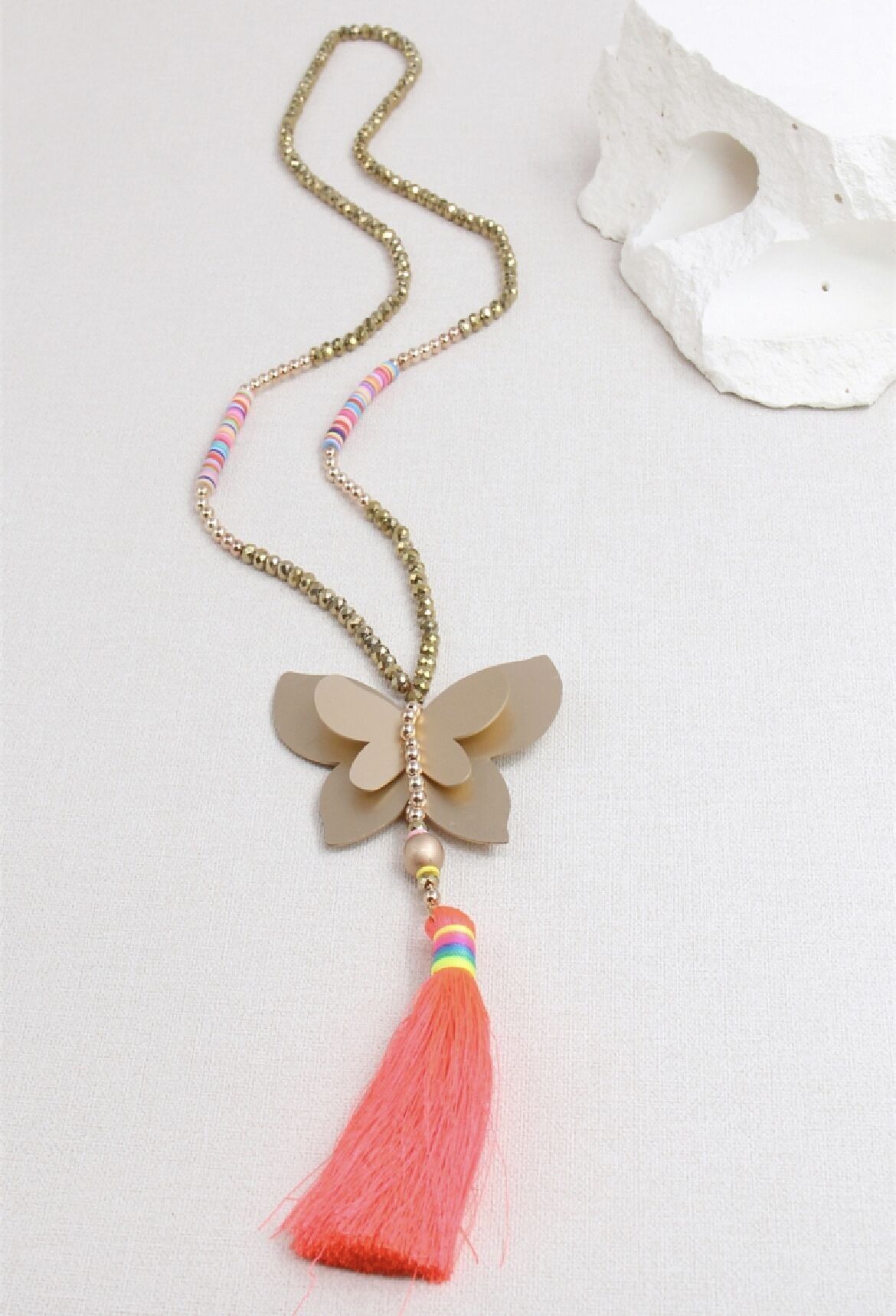 Glasperlen-Pompon-Halskette mit Schmetterlingsanhänger