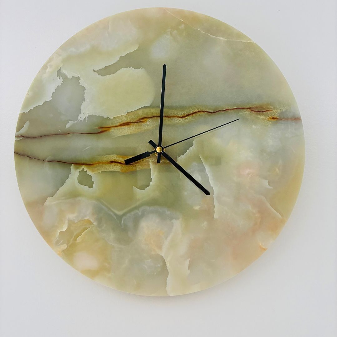 Dekorative Uhr – durchscheinender hellgrüner Onyx, 35 x 35 cm