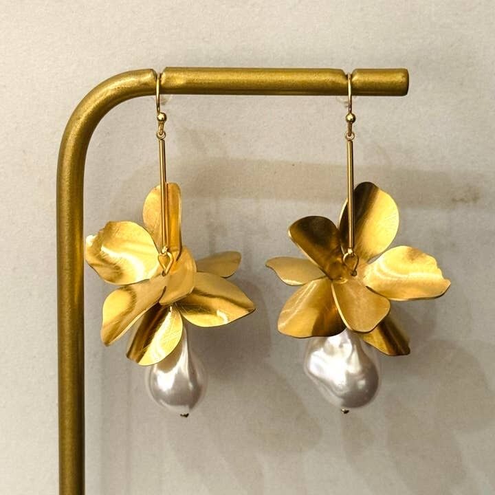 Oby – Ohrhänger aus gebürstetem, goldfarbenem Edelstahl