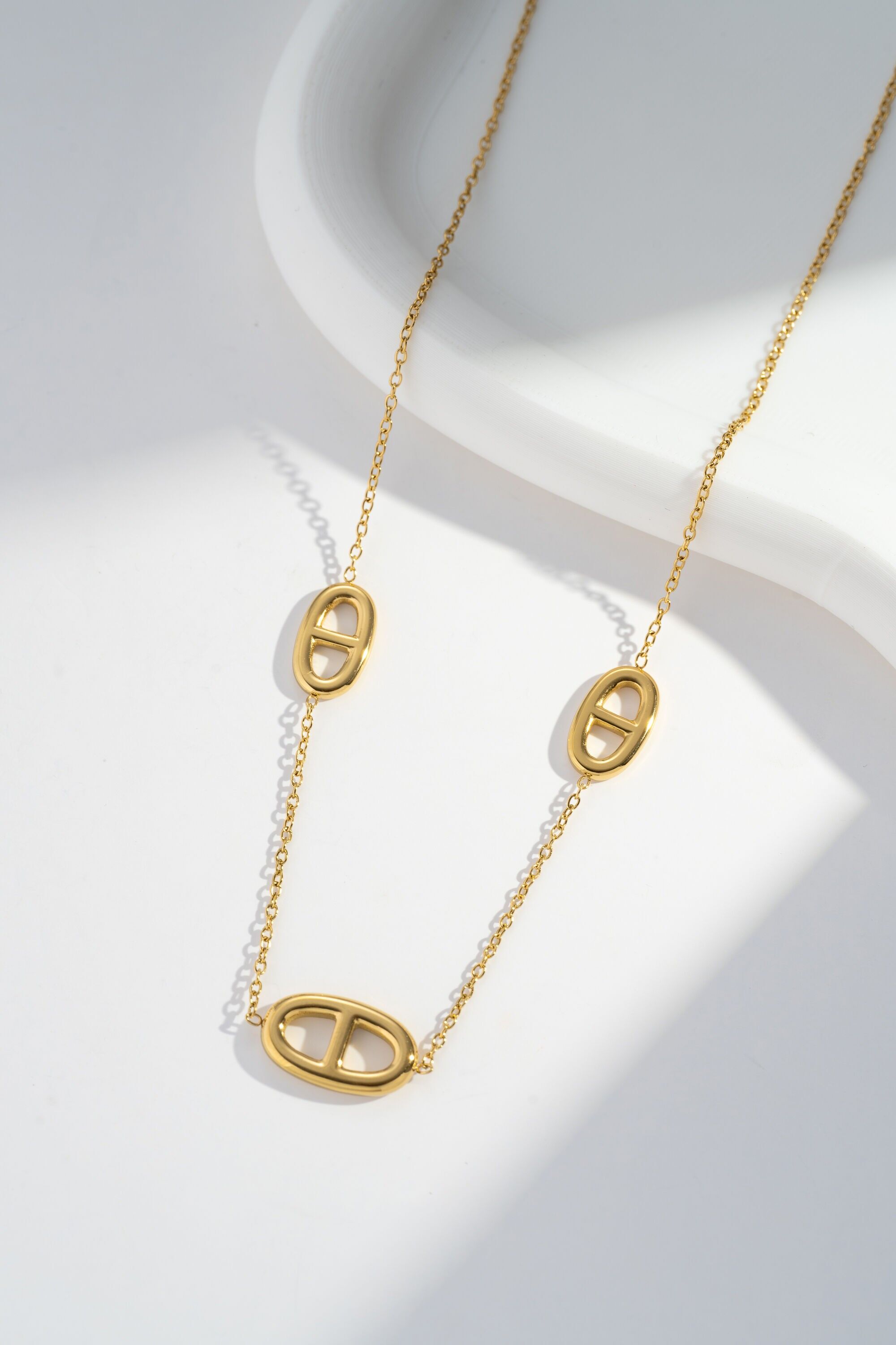 Oval Elegance Necklace – Geometric Pattern in Stainless Steel