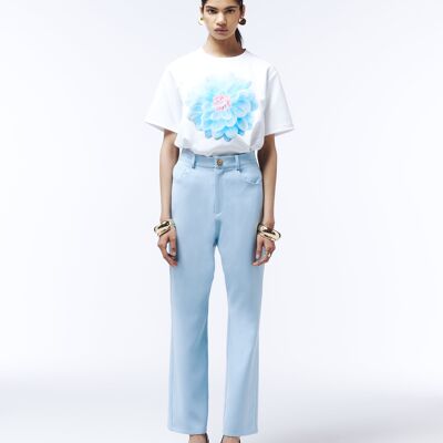 Pantalon cigarette sur mesure à boutons médaillons bleu poudre