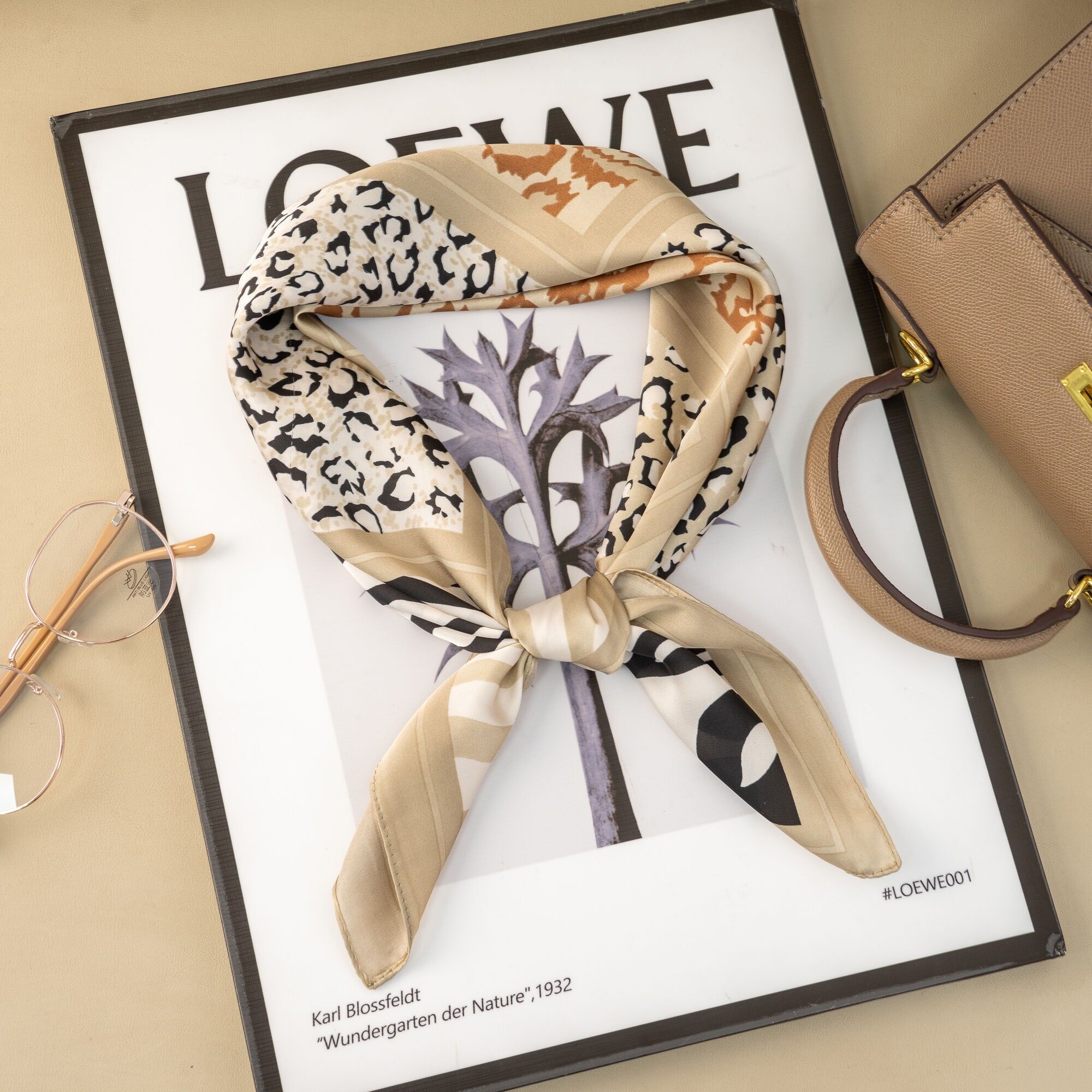 Quadratischer Schal mit Dschungelgrafik – Seideneffekt 70x70