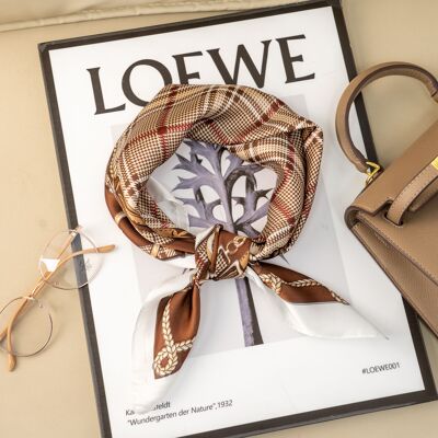 Foulard Motif Chaîne & Damier Effet Soie 70x70