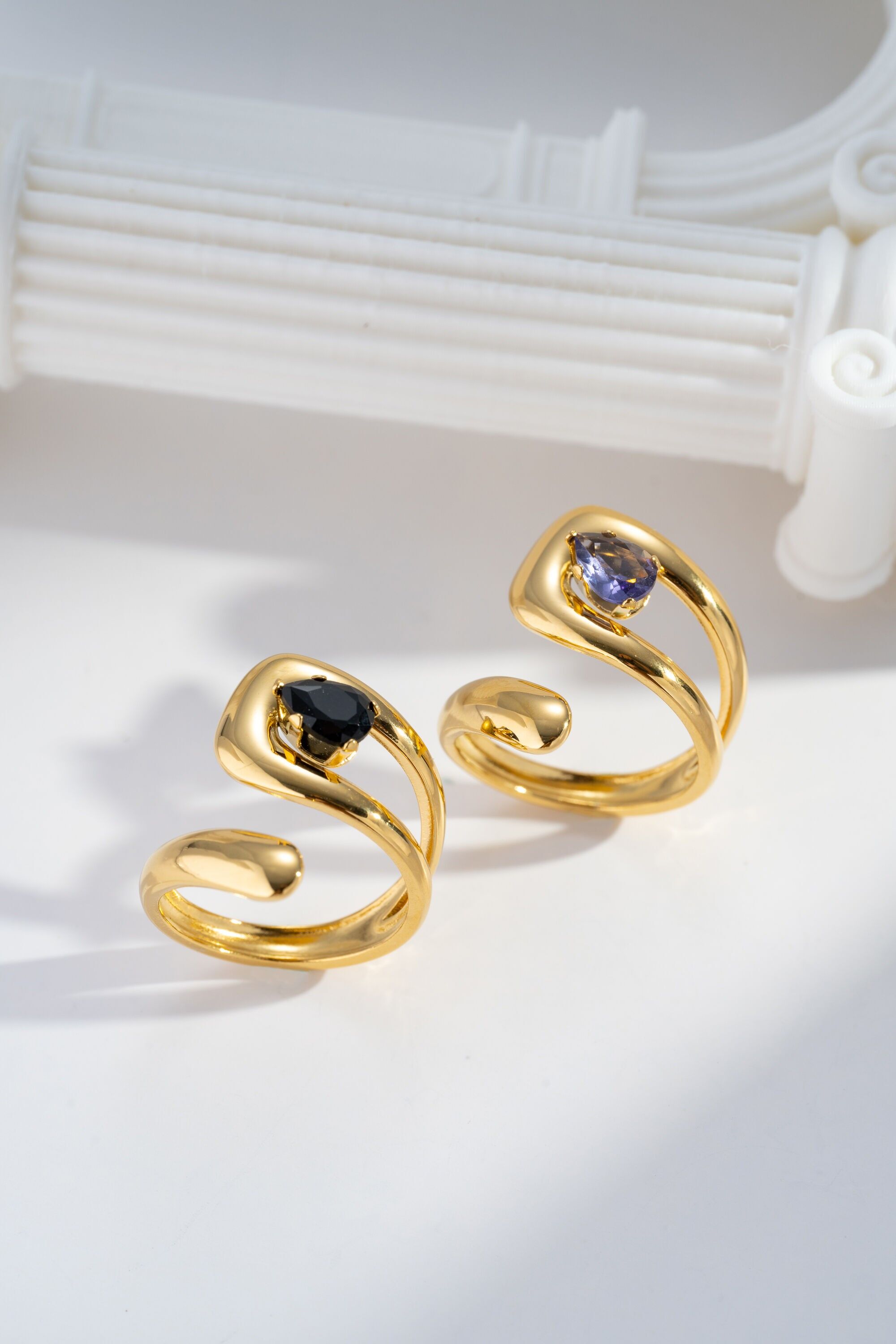 Verstellbarer Damenring mit elegantem schwarz-violettem Stein und Gold