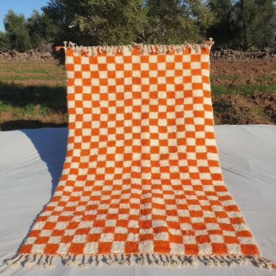 Damia – Tapis marocain Beni Ourain doux et authentique à carreaux orange et blancs
