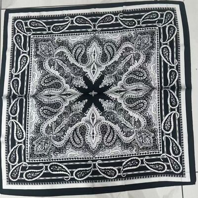 Patterned scarf 70x70 cm FL35