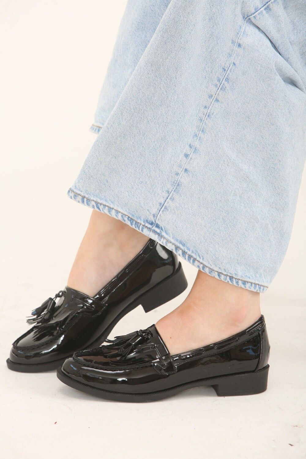 Mocassini con frange e nappe in vernice nera (confezione da 12 paia, taglie UK3-UK8)