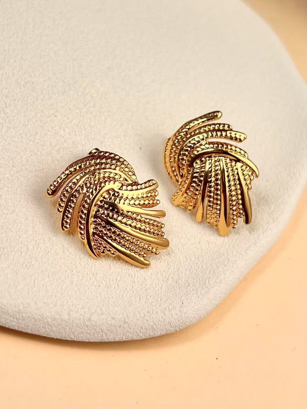 Eleganti orecchini intrecciati in acciaio inossidabile placcato oro