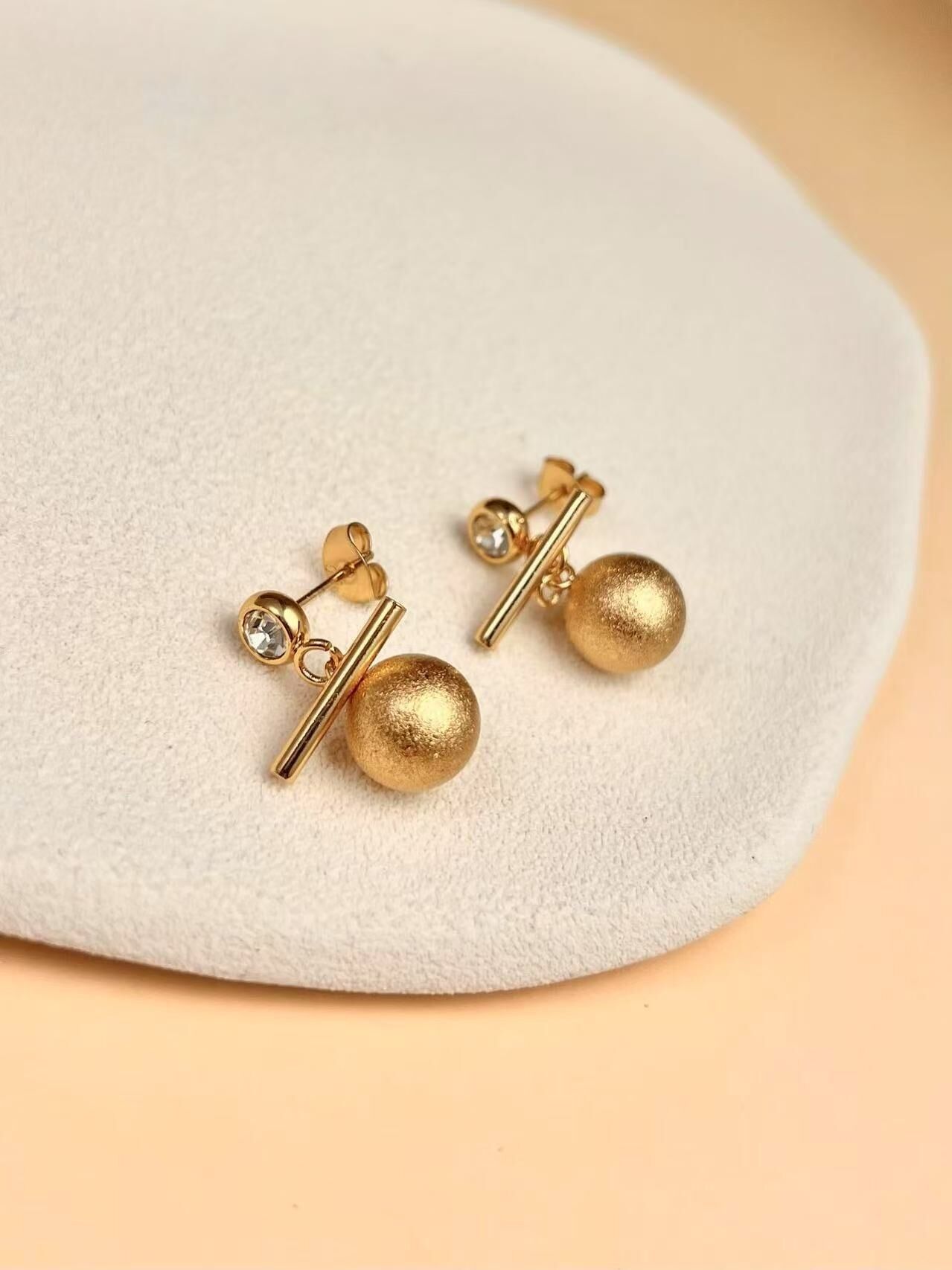 Orecchini a sfera in oro con eleganza minimalista