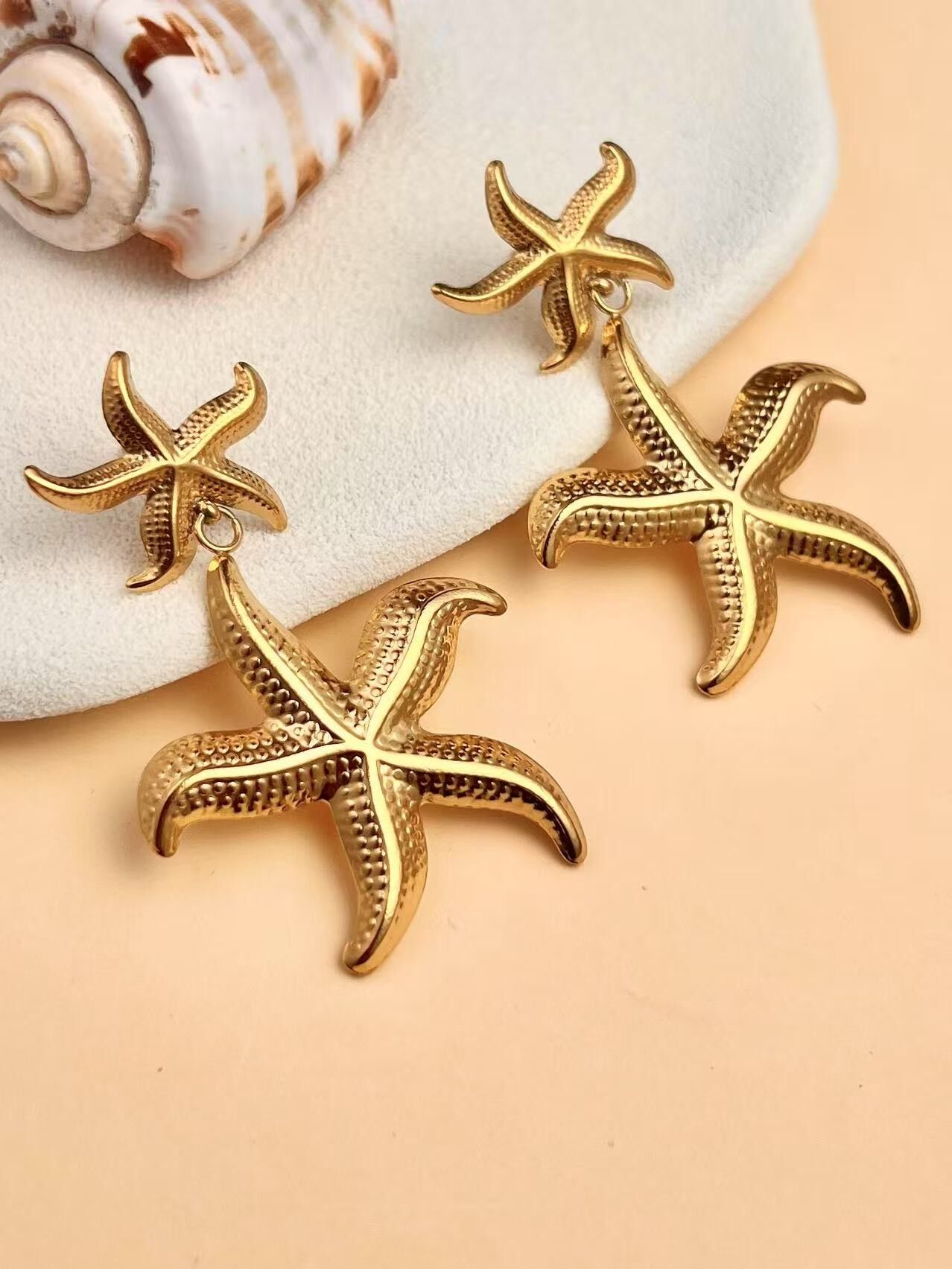 Orecchini pendenti a forma di stella marina in oro