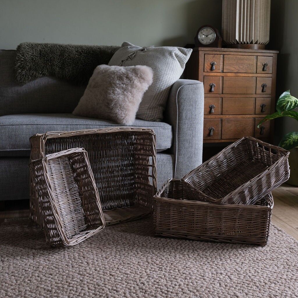 Set di vassoi portaoggetti bassi rettangolari in vimini anticato