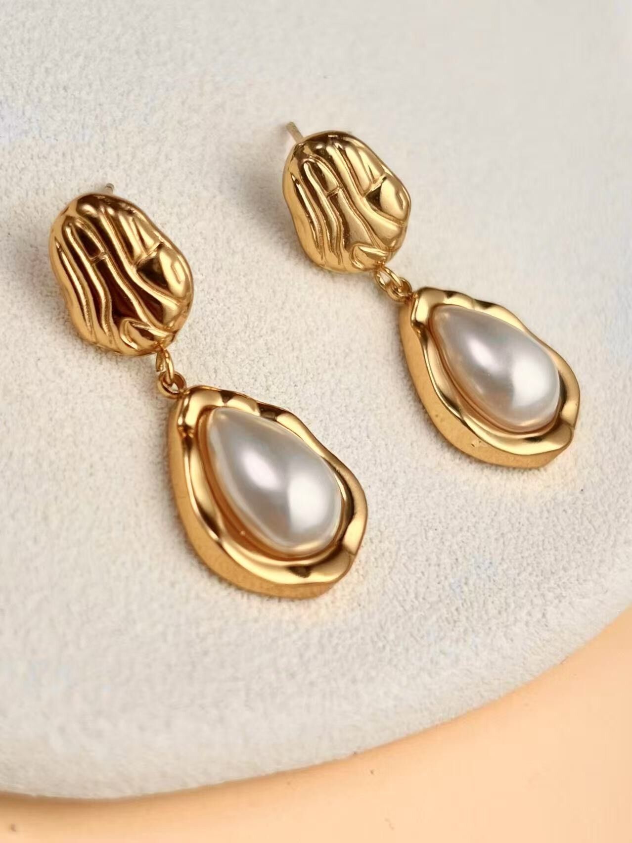 Sculpted earrings with elegant pearl drop beads