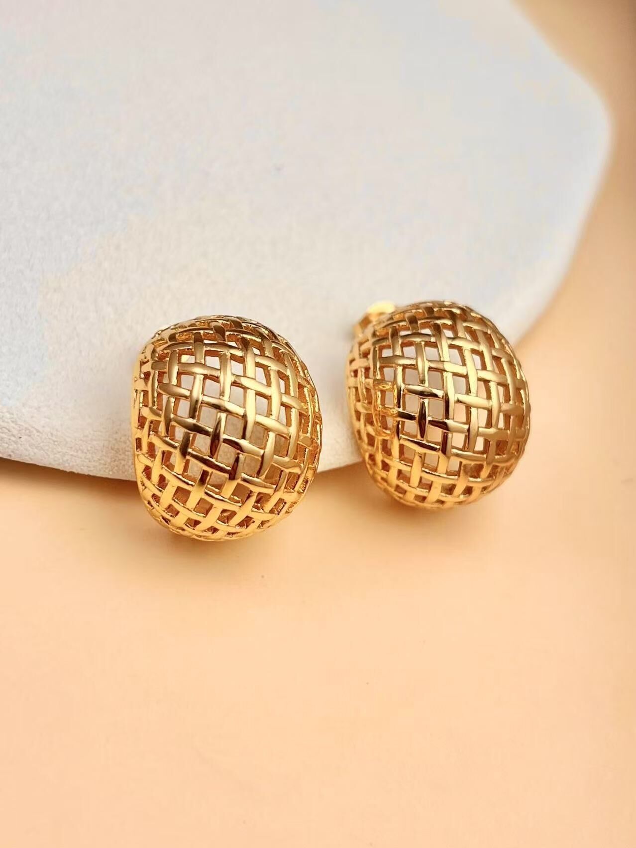 Orecchini in oro lucido con maglia intrecciata scultorea