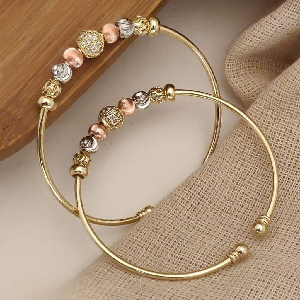 Pulsera ajustable con cuentas de colores