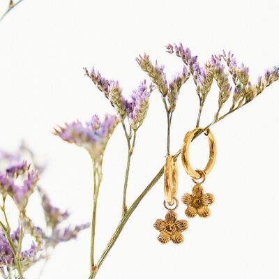 Goldene Creolen mit Blumenanhängern