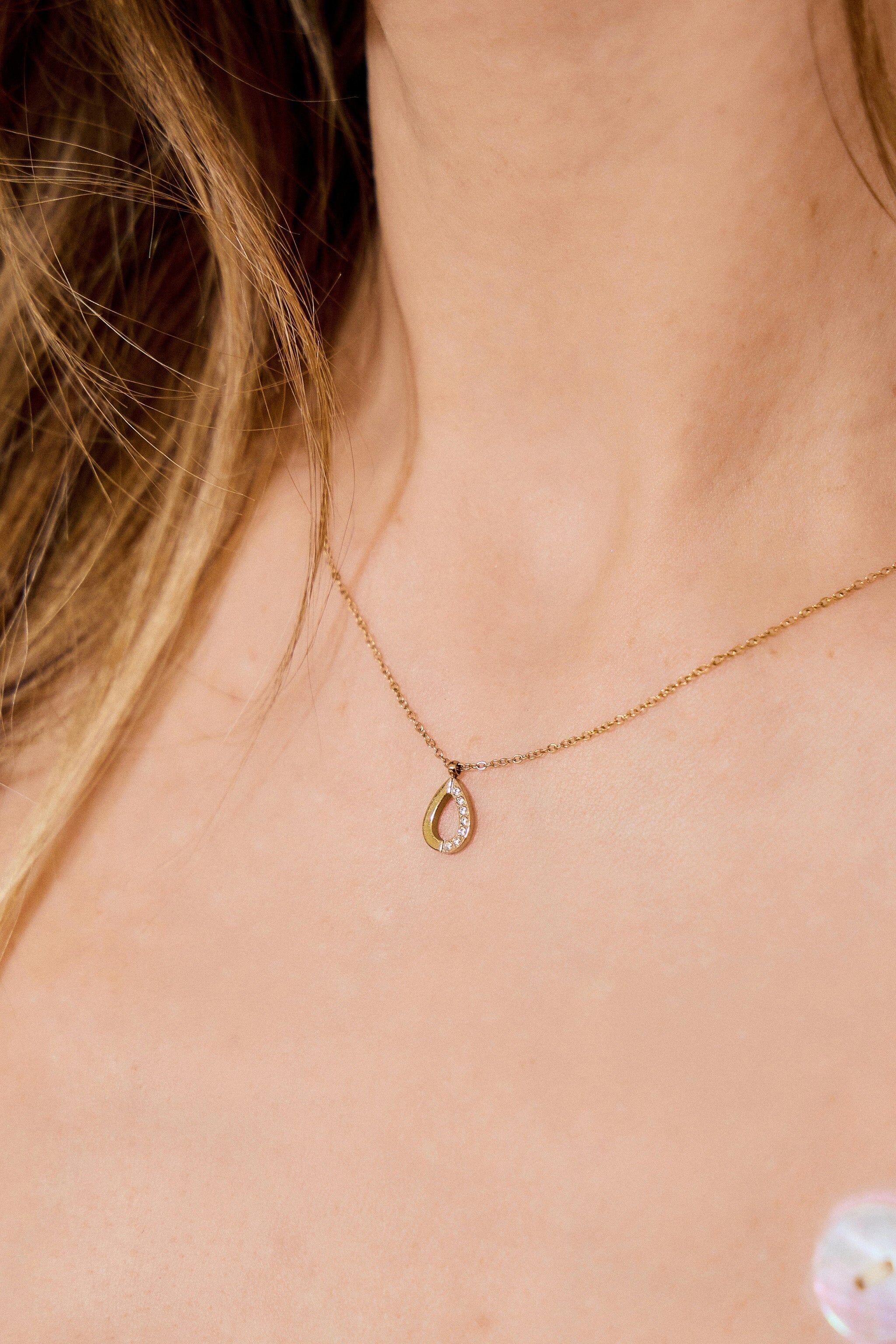 Collana dorata con pendente ad anello pendente intarsiato con strass