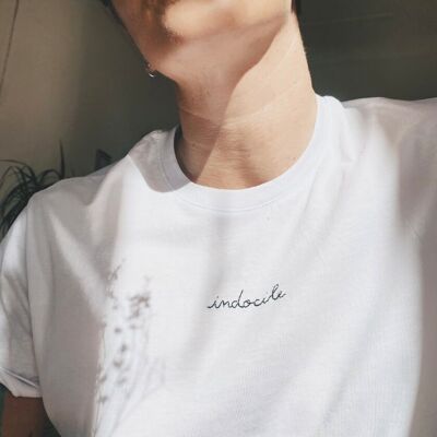 Hand-embroidered "INDOCILE" T-shirt