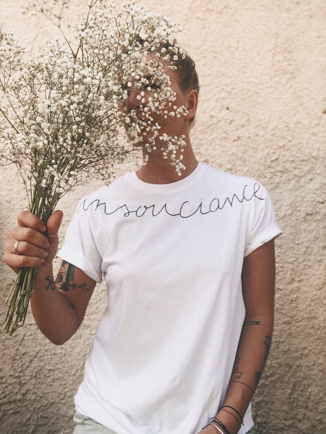 Maglietta "spensierata" ricamata a mano