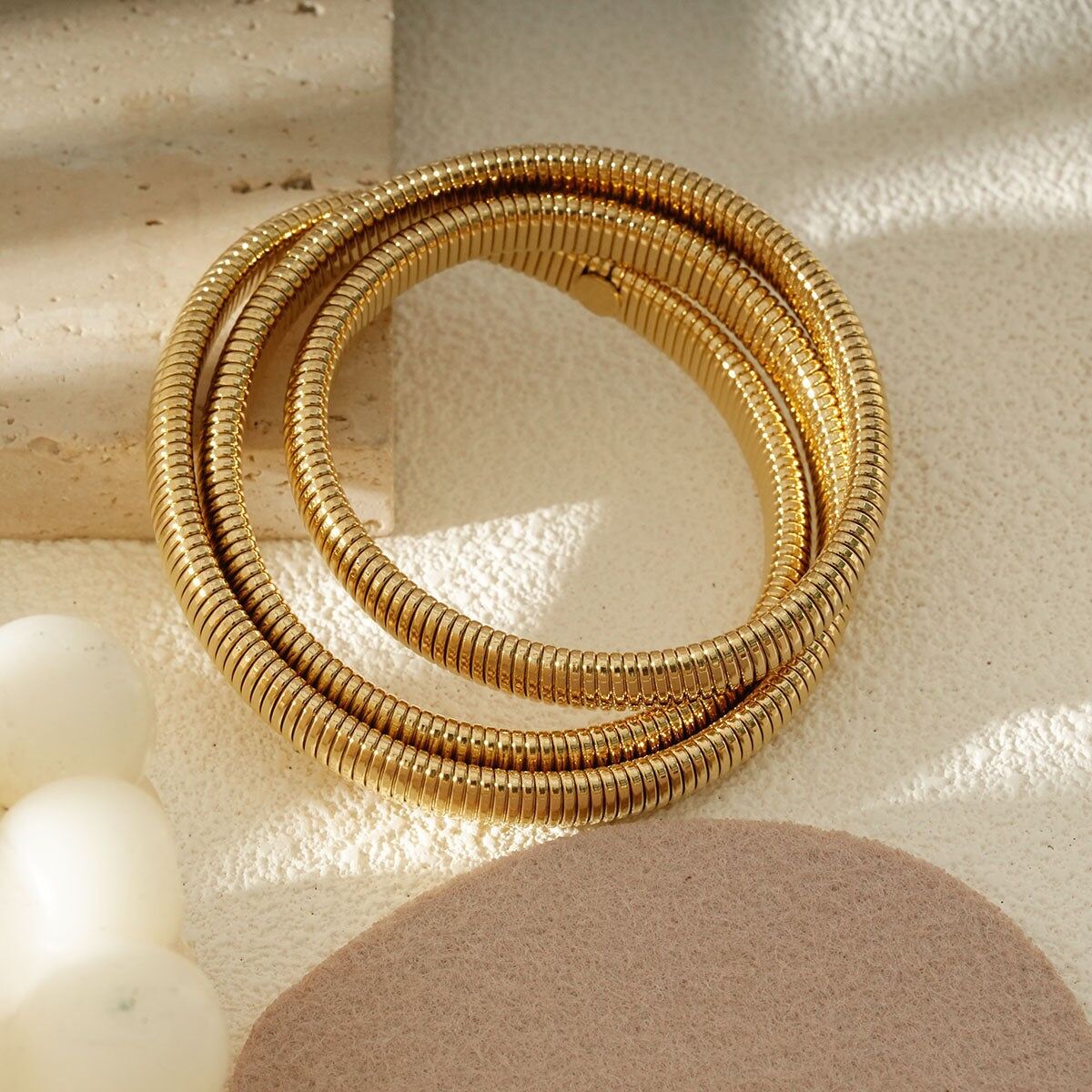 Bracciale rigido in stile Tubogas a triplo giro in oro