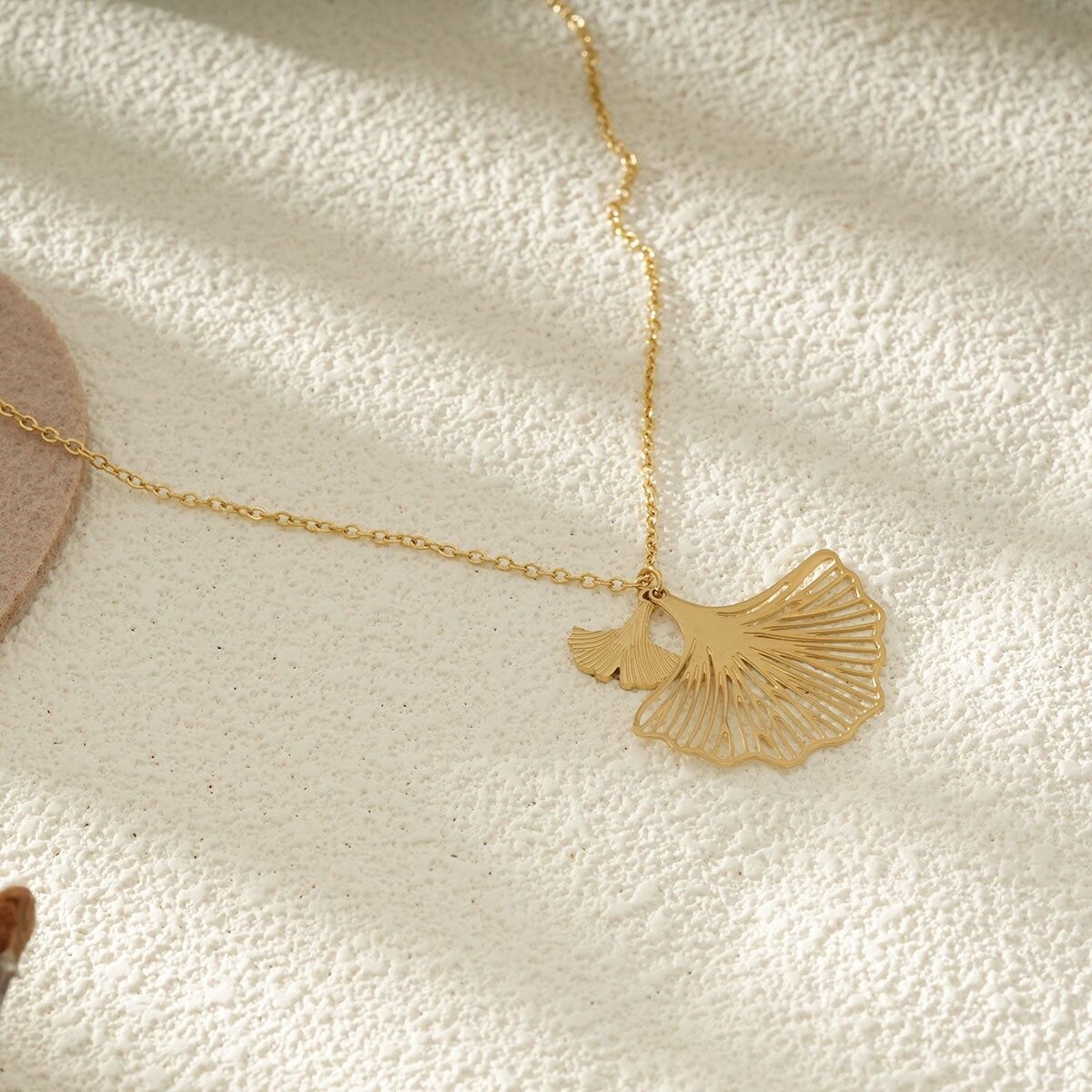Collana con catena in oro pregiato e doppia foglia di ginkgo