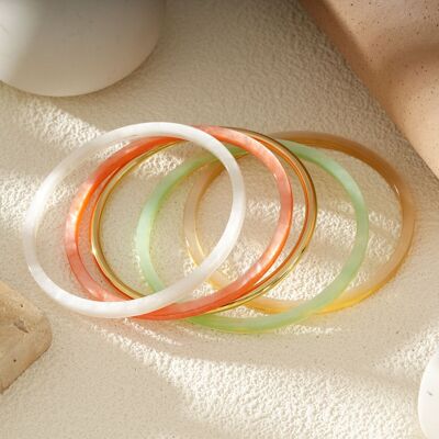 Bunte Armreifen aus Harz und Gold