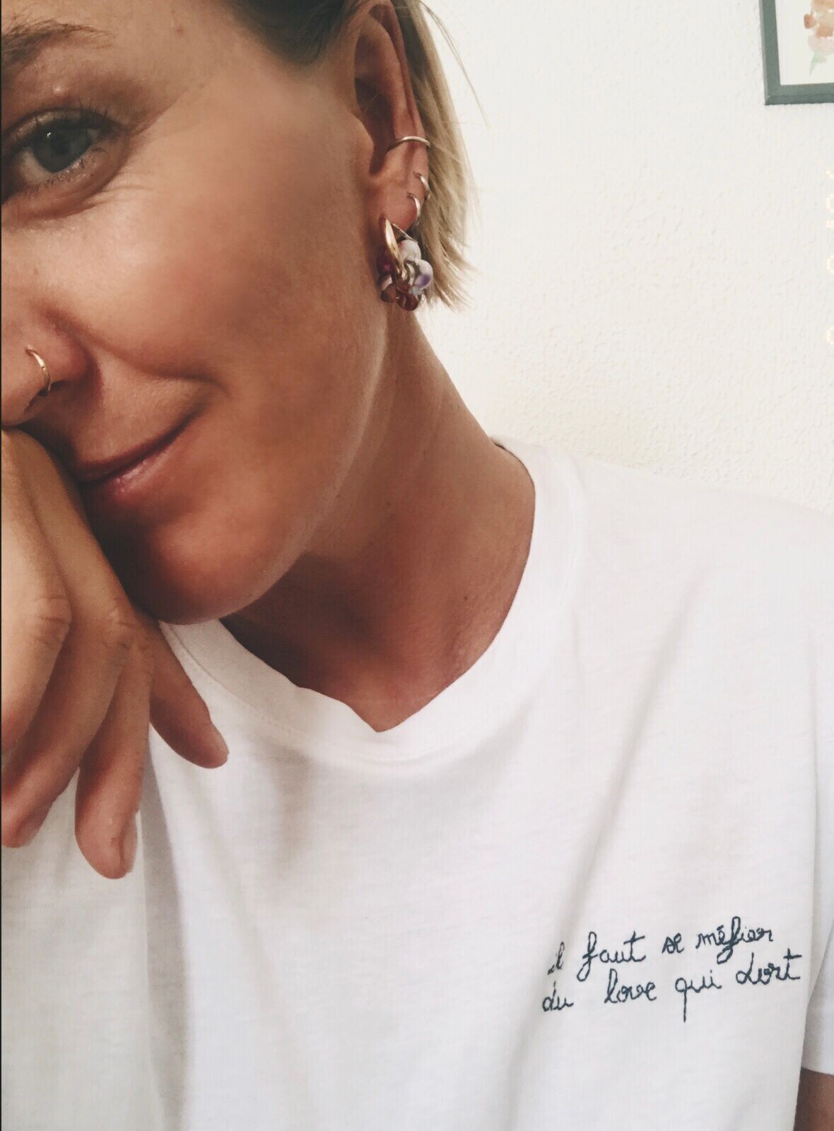 Maglietta ricamata a mano "Attenti all'amore addormentato"