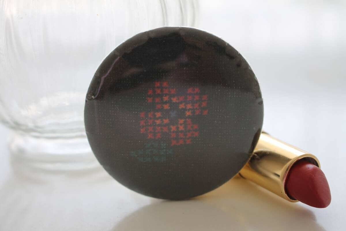 Bella piccolo specchio tascabile ricamato