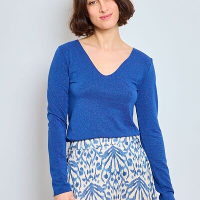 Lightweight long-sleeved sweater with neckline