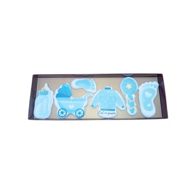 Caja de galletas decorada con la frase "Es un niño"