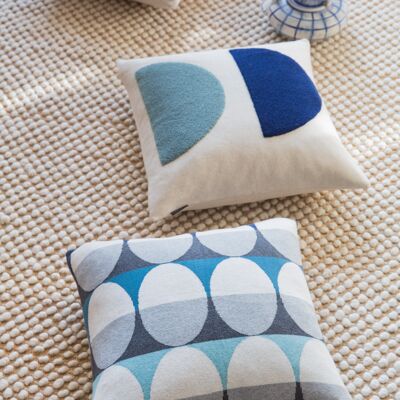 Coussin Mona bleu, broderie au poinçon