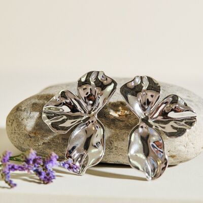 Orecchini con petali ondulati in argento