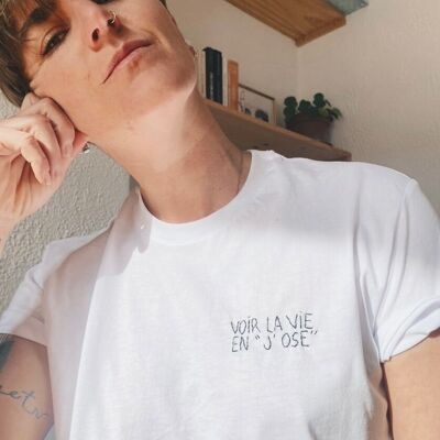 T-shirt brodé à la main « voir la vie en j’ose »