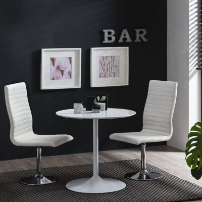 Conjunto de 4 sillas en aspecto artificial blanco.