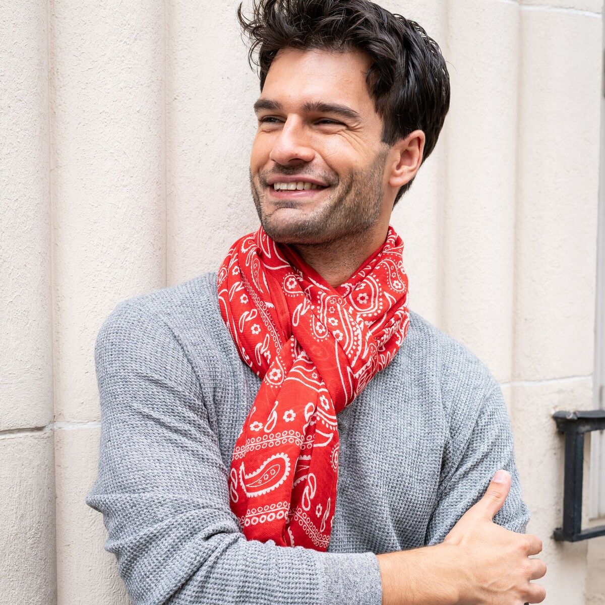 Bufanda de hombre EIGG: patrón de pañuelo rojo en algodón orgánico