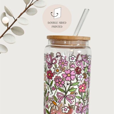 Vaso de cristal con motivo floral, tapa de bambú y pajita de cristal.