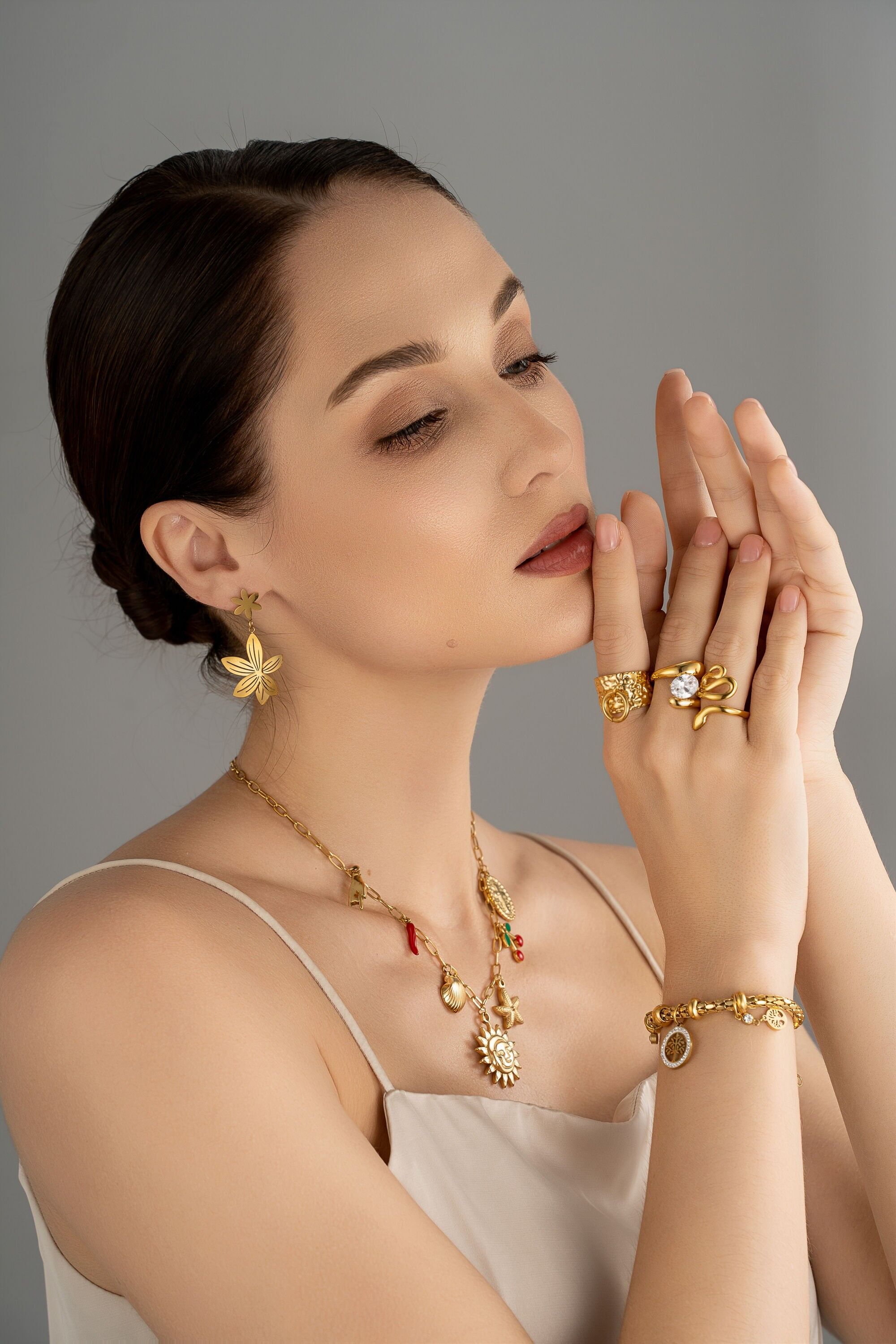 Eleganti orecchini pendenti in oro con fiori traforati