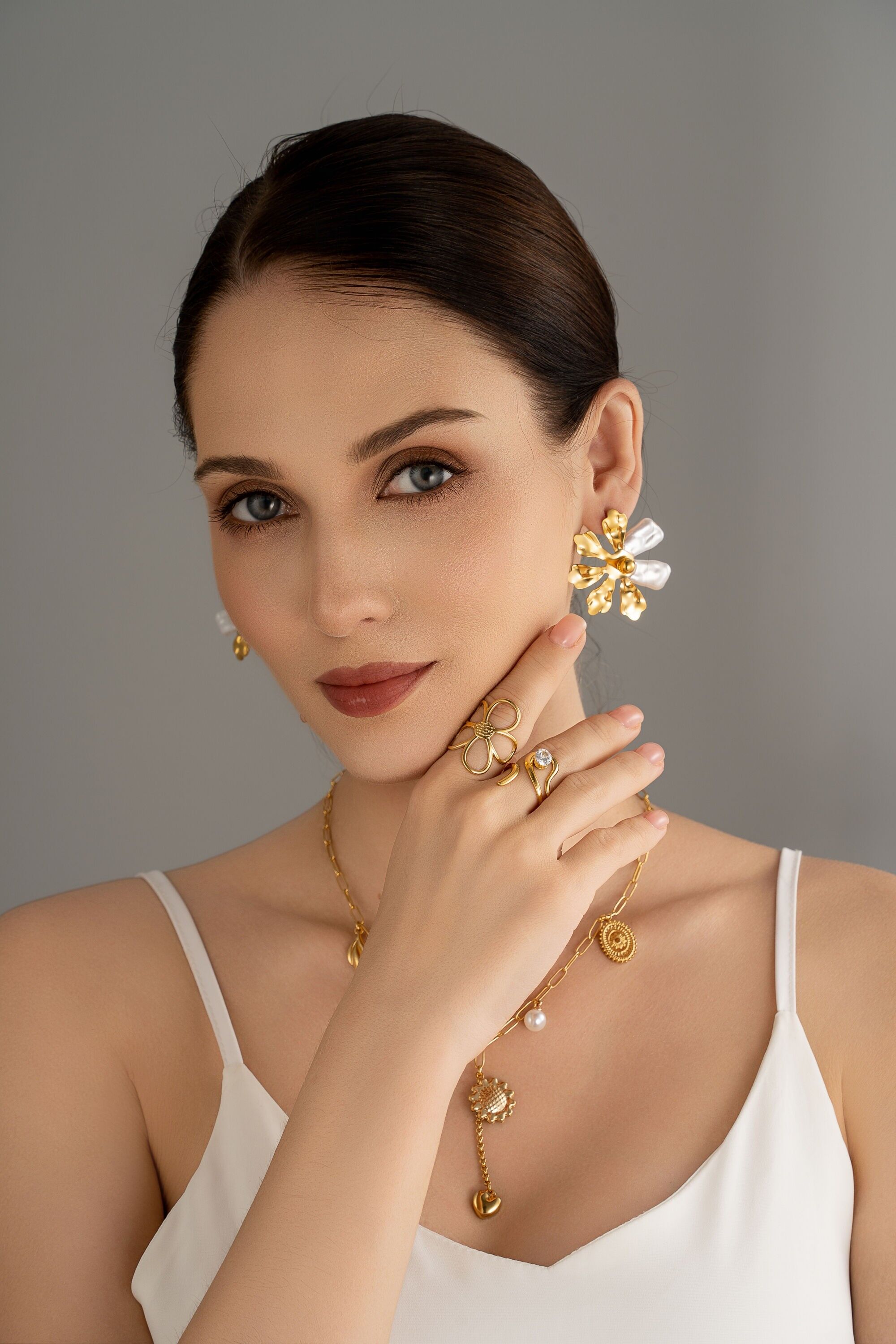 Orecchini a forma di fiore in oro e perle in acciaio inossidabile