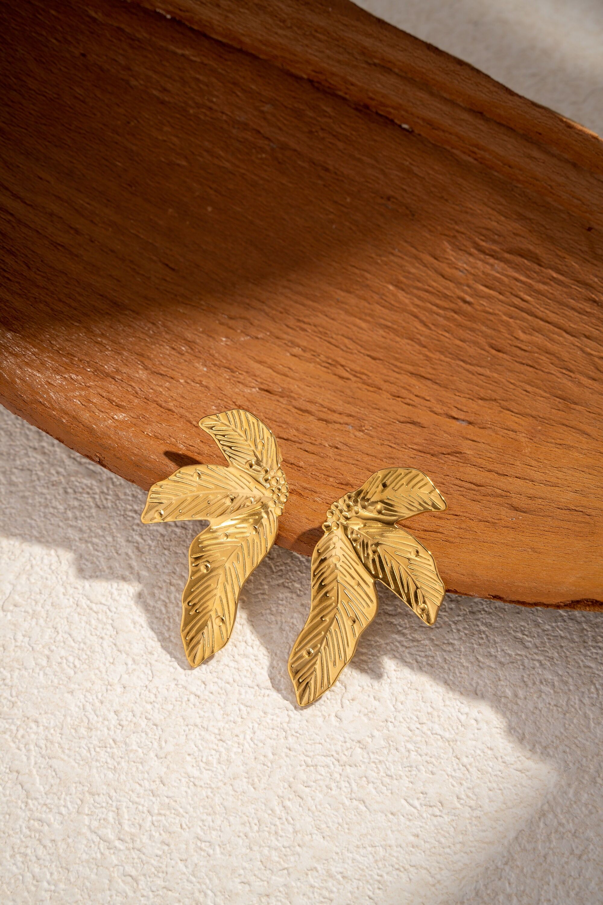 Nature-style carved gold leaf earrings